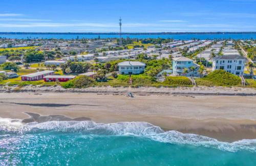 Oceanfront Escape - Private Beach Access - Game Room - Bikes - Surfboard - Foto 45