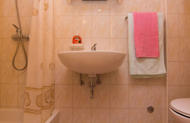 Refined and Timeless Krk Apartment With Terrace - Photo 22