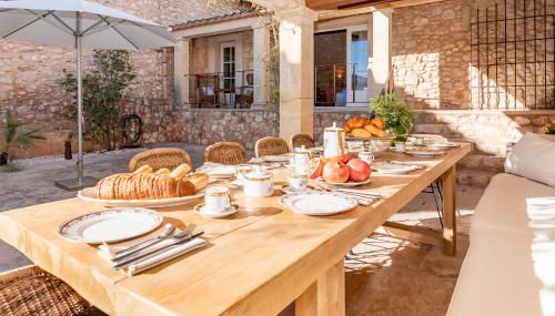 Casa de Piedra ubicada en el exclusivo wine village de Viladellops, te ofrece una experiencia única, donde el lujo y la tradición se fusionan en un entorno natural privilegiado - Foto 5