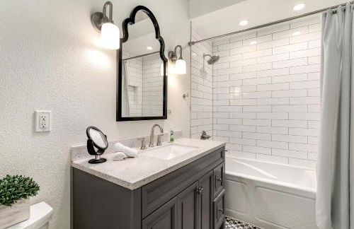 Old Town North Jewel! Near Breweries and River! - Foto 27