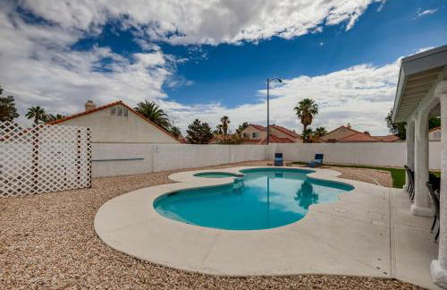 Luxurious House With A Pool, Spa, and Patio, Sleeps 6 Comfortably - Foto 26