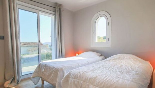 Cheerful Holiday Home in Grimaud With Private Pool - Foto 5, Habitación