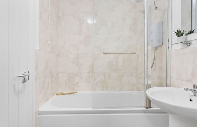 Chandlers Walk Modern Comfy Family Home in Exeter - Photo 36