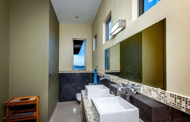 Modern Hillside Home with Sleek Interiors and Panoramic Poolside Views - Foto 16