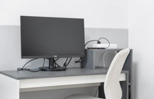 Tolles Design, hochwertig, Vollausstattung, 3 Zimmer, großes Bad & Gäste-WC, große Küche, 3 x Smart TV, 11 min zum Hbf Duisburg - Photo 9