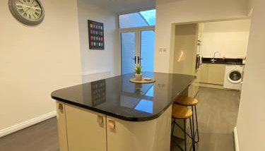 A spacious & modern 3-bed home - Foto 3