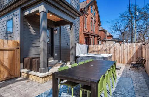 Rooftop Patio, Hot Tub and Games City Escape - Foto 52