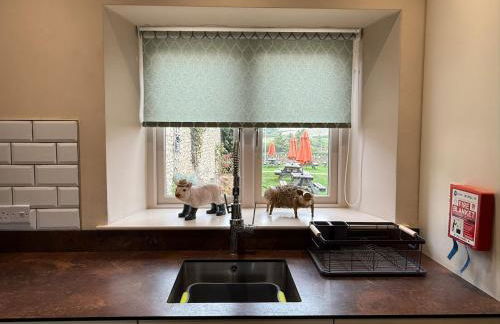 4-Bed Cottage at Famous Tuckers Grave Inn Sleeps 8 - Photo 11