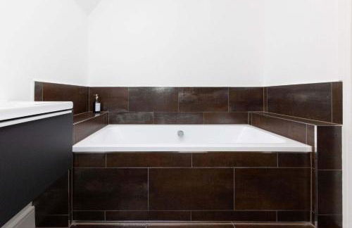 Modern 5-Bedroom Retreat Nr Coast - Foto 31