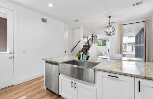 Mins to Downtown- Formula 1 - ACL - Foto 1