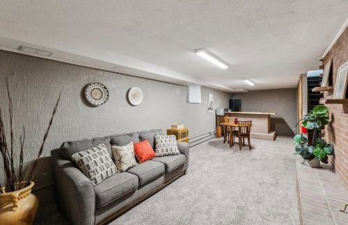 Cozy 3BR Home with BBQ Patio & Gym Near Downtown - Foto 14