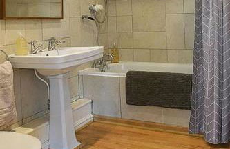 Unique 3 b'room house + free parking /city centre - Photo 23