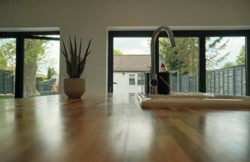 Modern Spacious House - Sleeps 16, Free Parking, Sun Terrace - Foto 36