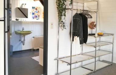 Modern eingerichtetes Zimmer - Foto 5