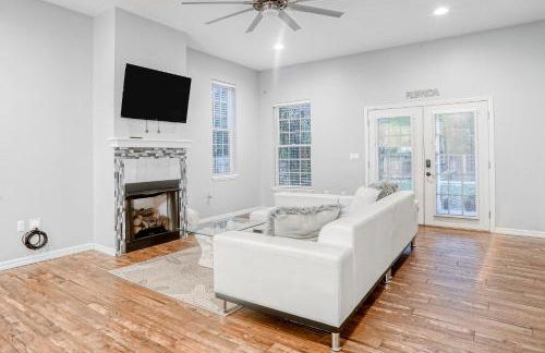 Updated, dog-friendly gem w/fenced yard, foosball & pool tables, WiFi, fireplace - Foto 8