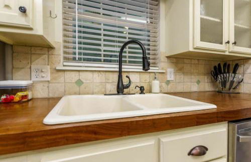 Gorgeous Alabama Home 4 Miles to Stadium Sleeps 8 - Foto 50