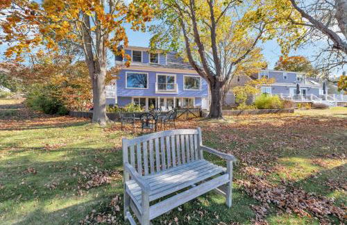 Waterfront Retreat with Private Dock and Fire Pit, Sleeps 8, Outdoor Dining, Spa-Style Primary, Gourmet Kitchen with Dual Dishwashers, Gas Fireplace, River Views, Bright Open Layout, Central AC, Perfect Coastal Escape for Families, 24 Hr Hospitality - Foto 48