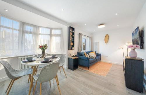 Newly Refurbished 2 Bed Flat - Photo 55