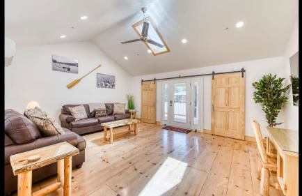 #2 Cottage Like Suite With Private Hot Tub - Photo 5