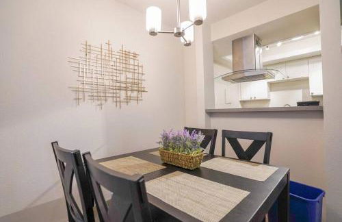 Modern Microsoft Redmond Campus Condo with Balcony - Foto 12