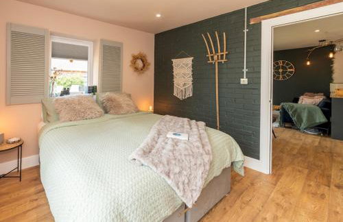 The Lodge - Elegant Comfort in a Peaceful Setting - Photo 22