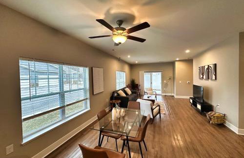 Modern 2BR 2BA New Build Condo with Garage & Patio - Foto 42
