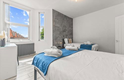 Modern City Centre Townhouse sleeps 10 & Parking - Foto 29