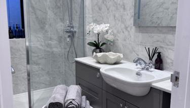 Tithe Cottage - Photo 3, towels, Shower