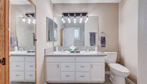 Cozy Getaway with King Bed, BBQ & Spacious Backyard - Foto 5