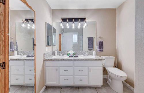 Cozy Getaway with King Bed, BBQ & Spacious Backyard - Photo 5