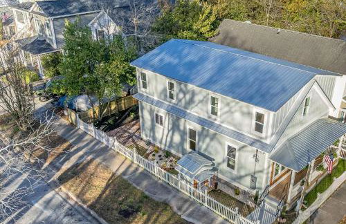 Downtown | Gorgeous | Pet Friendly! - Photo 3