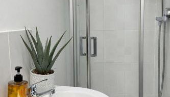 The Wavers Ideal for airport links NEC JLR - Foto 3, Shower