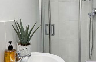 The Wavers Ideal for airport links NEC JLR - Foto 3