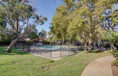 Lovely Concord Townhome Retreat with Community Pool! - Foto 2