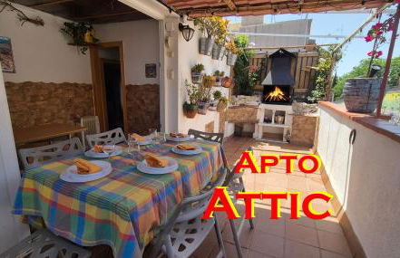 Attic, Walk to Park Güell, Sagrada Familia, Metro nearby - Foto 1