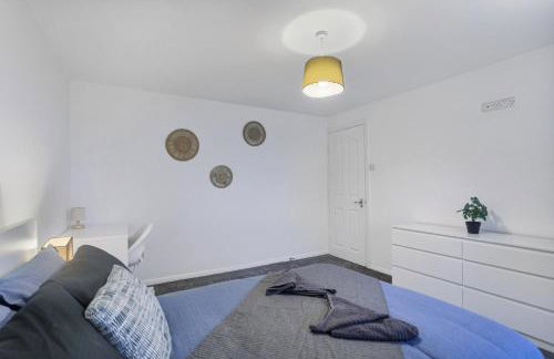 Spacious 4 Bedroom House with Parking - Foto 13