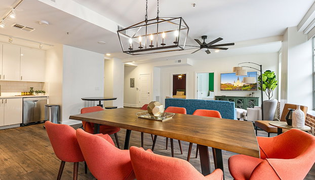 Gorgeous 4BR Condo Steps to FQ - Foto 4, Servicio de comidas en la habitación