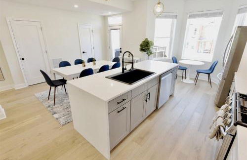 Pristine Petworth Family Home w Street Parking - Foto 11