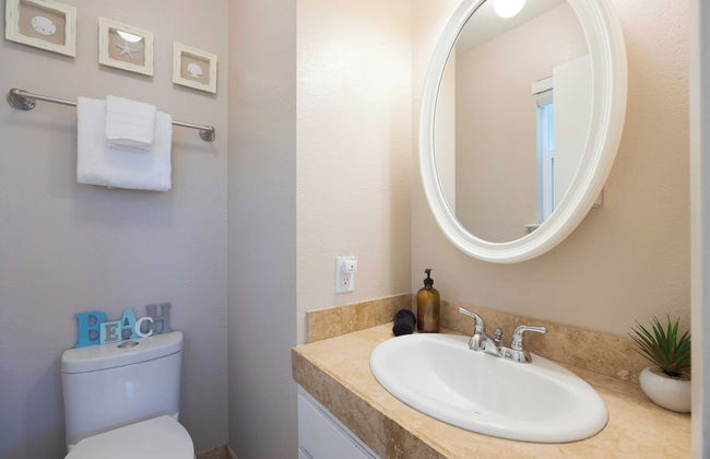 Steps to Beach w/ Patio+deck Foosball Happy Bottom Beach House by Avantstay - Foto 26