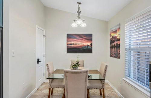 Beautiful Pet Friendly Home! Tropical Pool, Optional Golf Cart & Pool Heat, Minutes to Beach - Foto 12