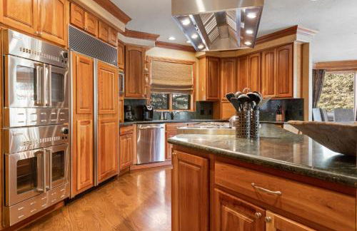 Outdoor Private Hot Tub, In Home Movie Theater, Luxurious Creekside Home - Photo 5