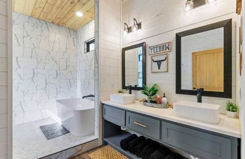 Luxury Winter Cabin! Hot Tub - Fire Pit - Decks - Game Room - Foto 29