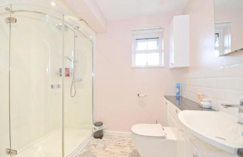 Dassia-Rural Bungalow, Dog Friendly with Hot Tub Near Gurnard - Foto 24