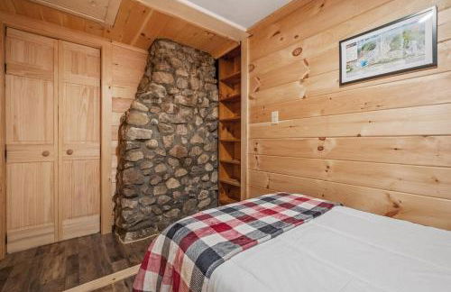 Riverfront Retreat in the White Mountains - 3BR Cozy Escape Near Ski & Hike - Foto 2