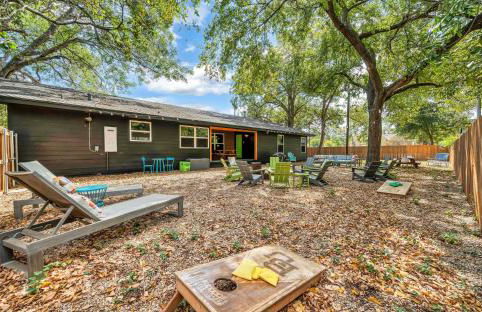 New-The Mod Poppy Large home 10 minutes from it all - Photo 49