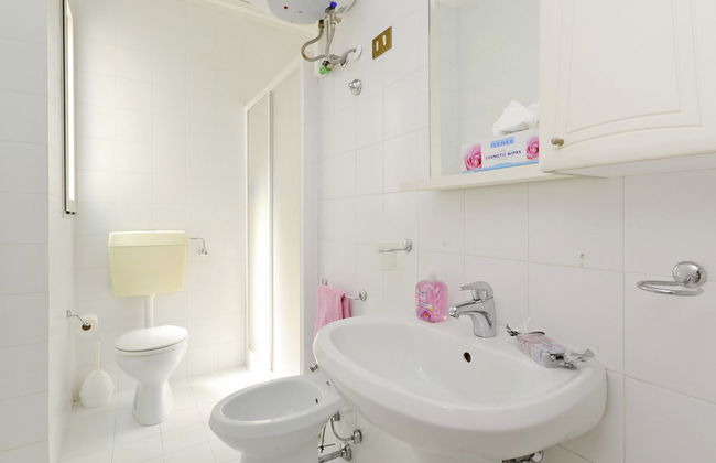 2 bedroom Apartment in Lignano Sabbiadoro with swimming pool and garden - Photo 12