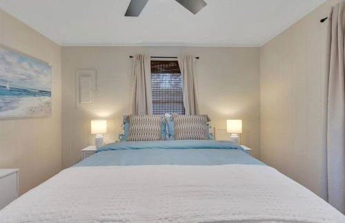 Coastal 3BD Bungalow One Block from Scenic Walkway - Foto 10