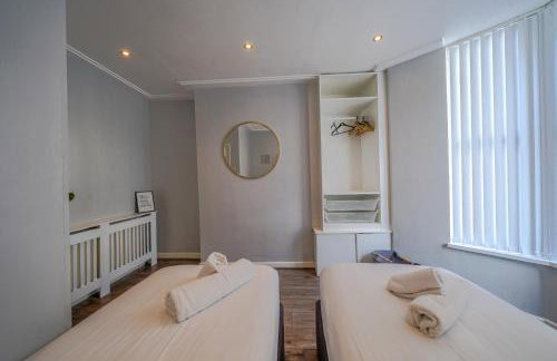 Stunning 1 Bedroom 4 Guest Flat by Anfield Stadium - Photo 7