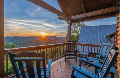 4BR Cabin with Ski Resort, Mtn Views & Hot Tub - Foto 76