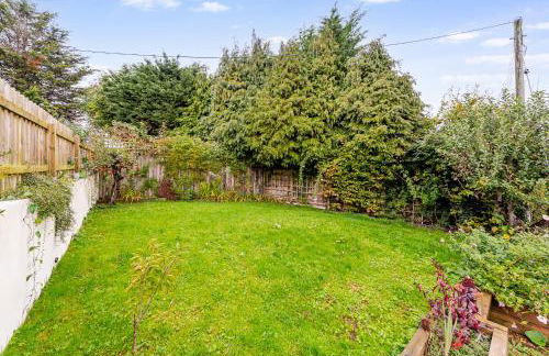 Whimsical Countryside Escape with Sprawling Garden - Foto 41